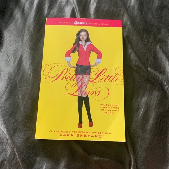 Pretty Little Liars Book - Picture 1 of 2